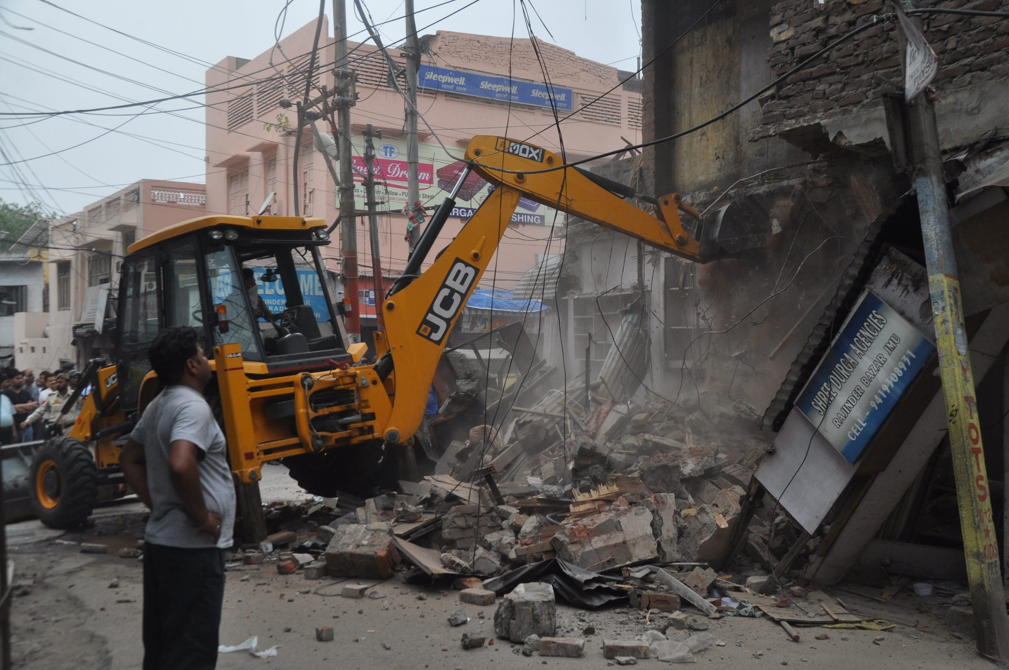 Heavy clashes between the police and hotel owner