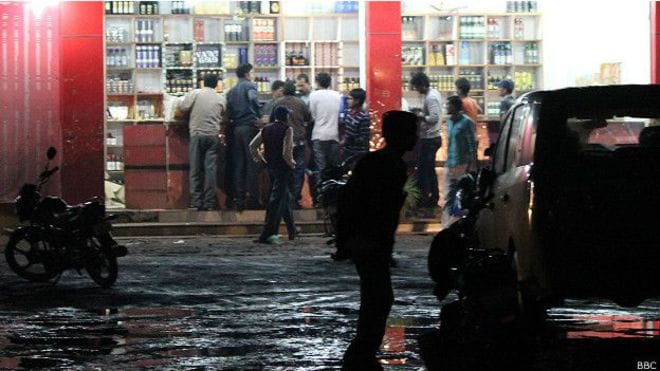 After liquor ban in bihar crowded on up's shops