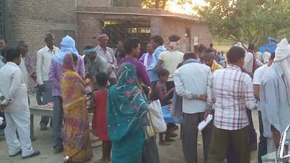 After liquor ban in bihar crowded on up's shops