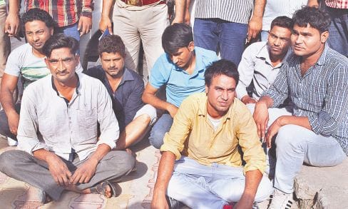 suspended policeman gang looted 17 lakh