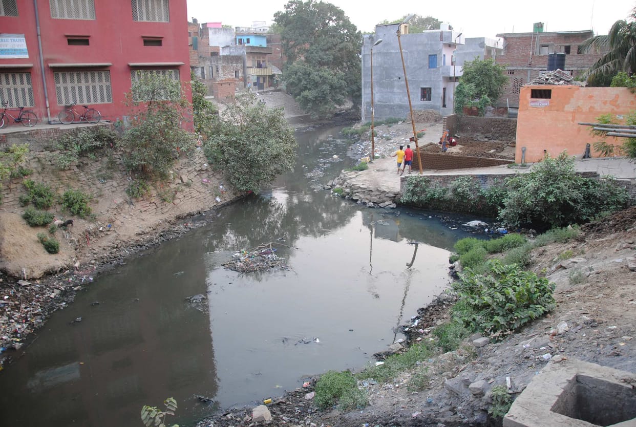 Nagwa Fouad mixed in Ganga river edge sword digging sewer