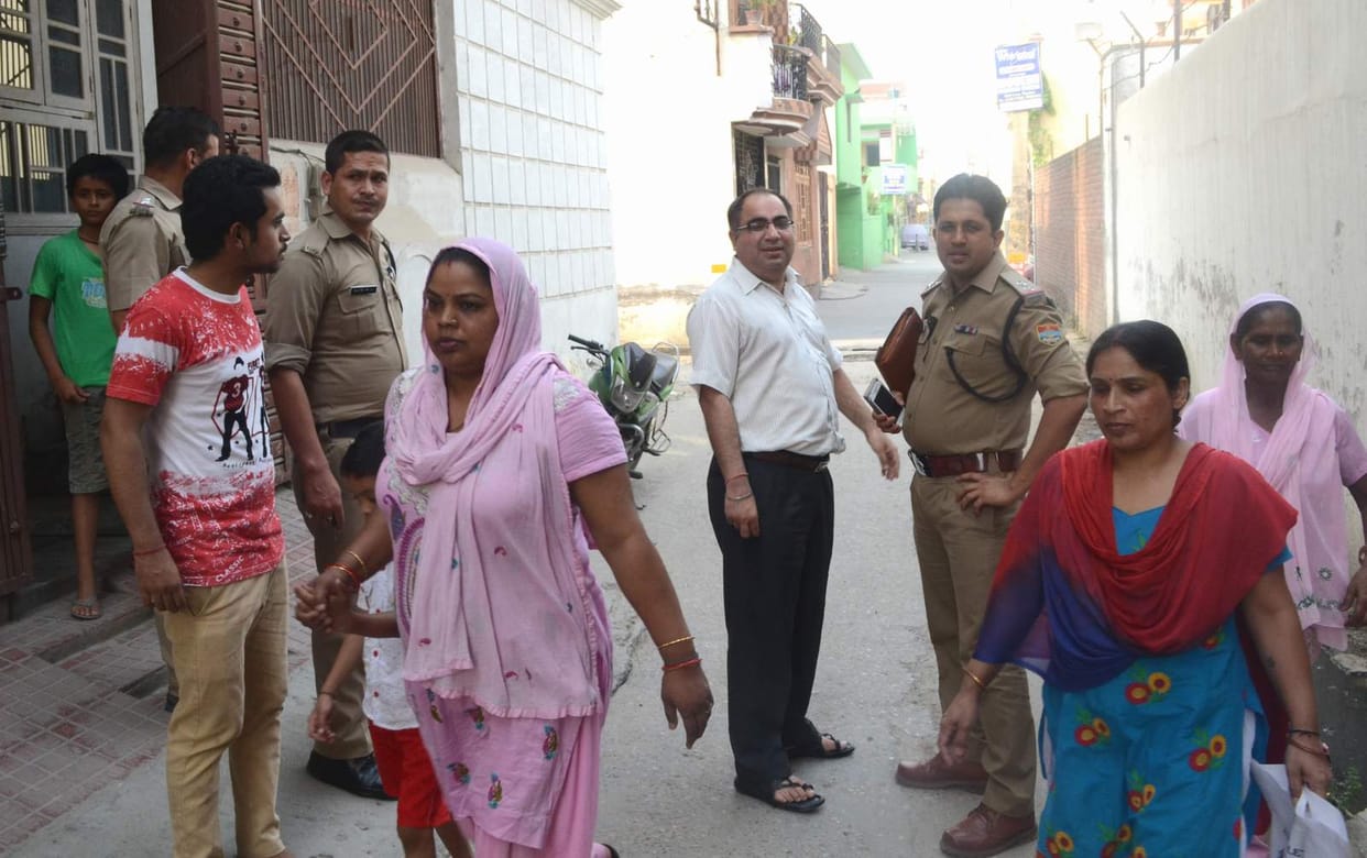 criminal snatched chain from lady teacher.