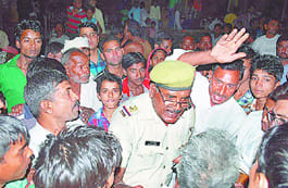 People banging teen angry, Hungama