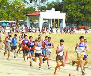पुलिस लाइन में दौड़ लगाते अभ्यर्थी