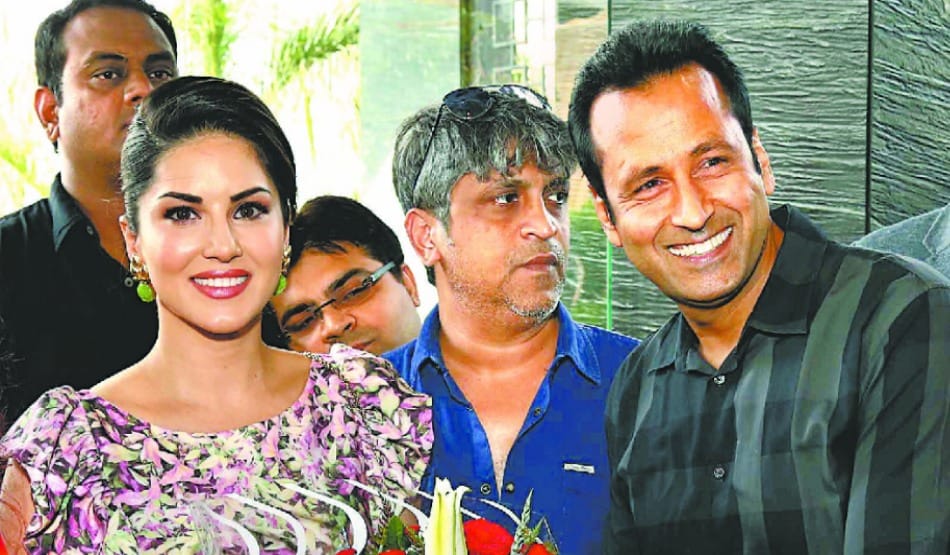 Bollywood actress Sunny Leone arrived zirakpur, Drew crowd of fans