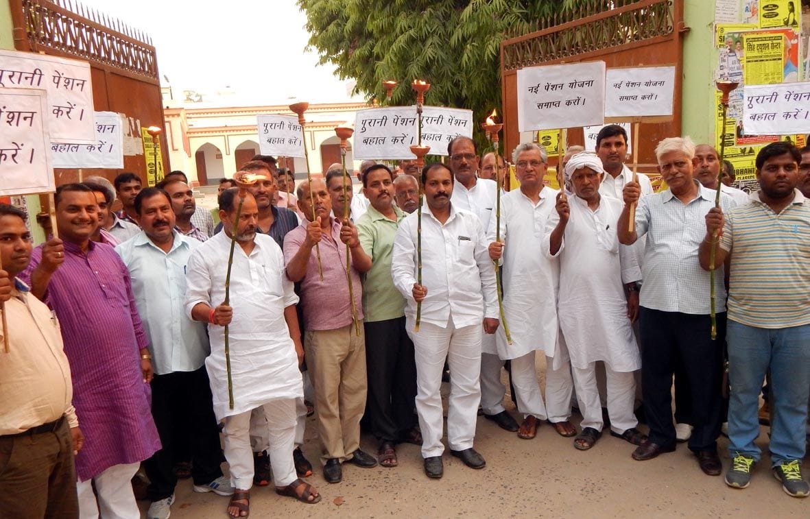 teachers ne nikala mashal julus