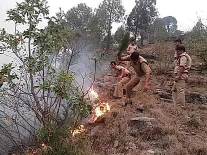 Fire fighter struggled to douse the fire in Uttrakhand