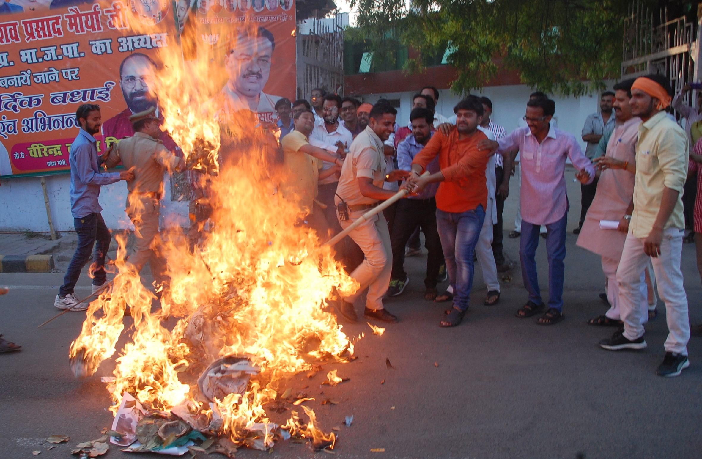 BJP leaders protest against Azam Khan.