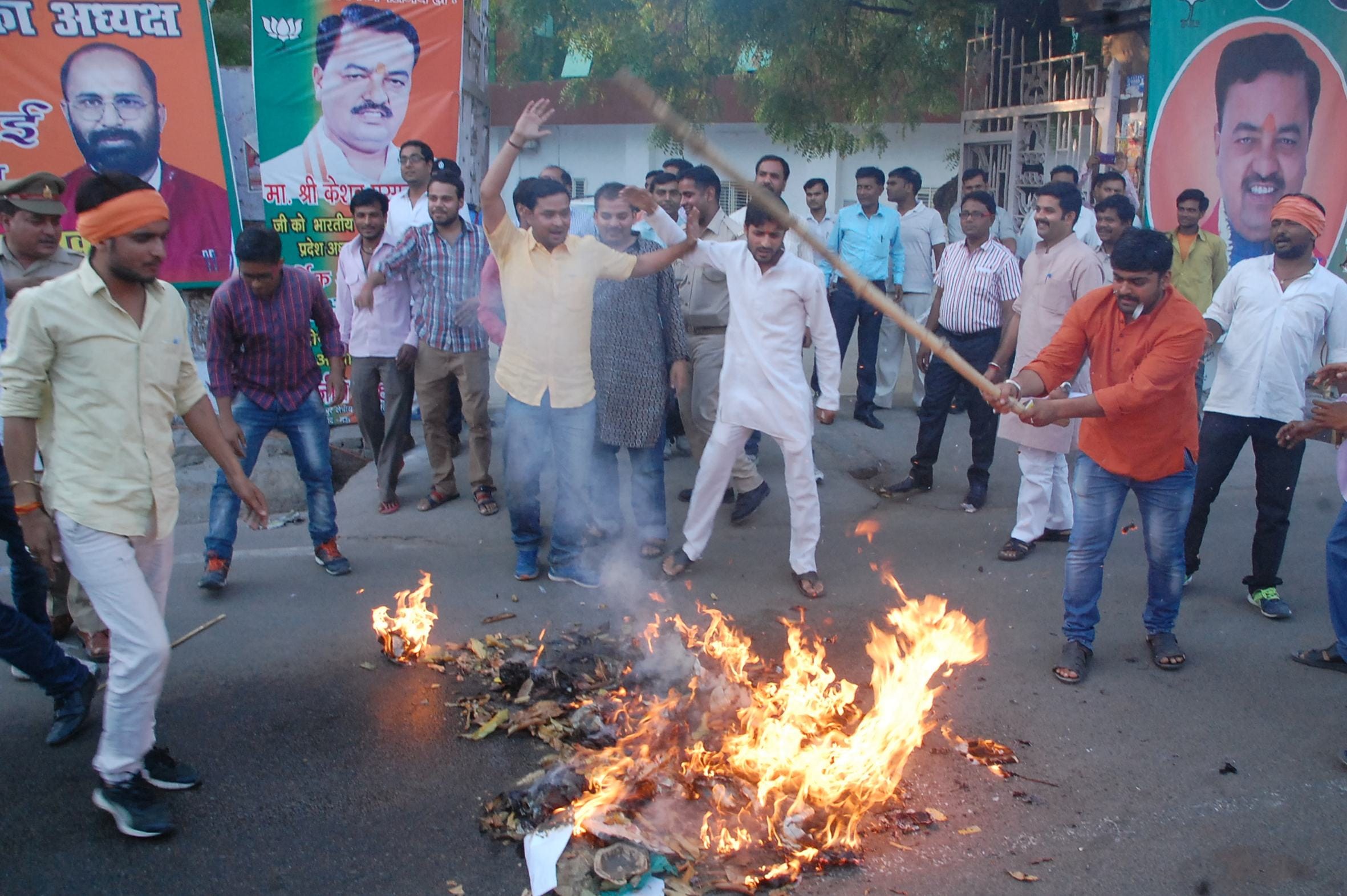 BJP leaders protest against Azam Khan.