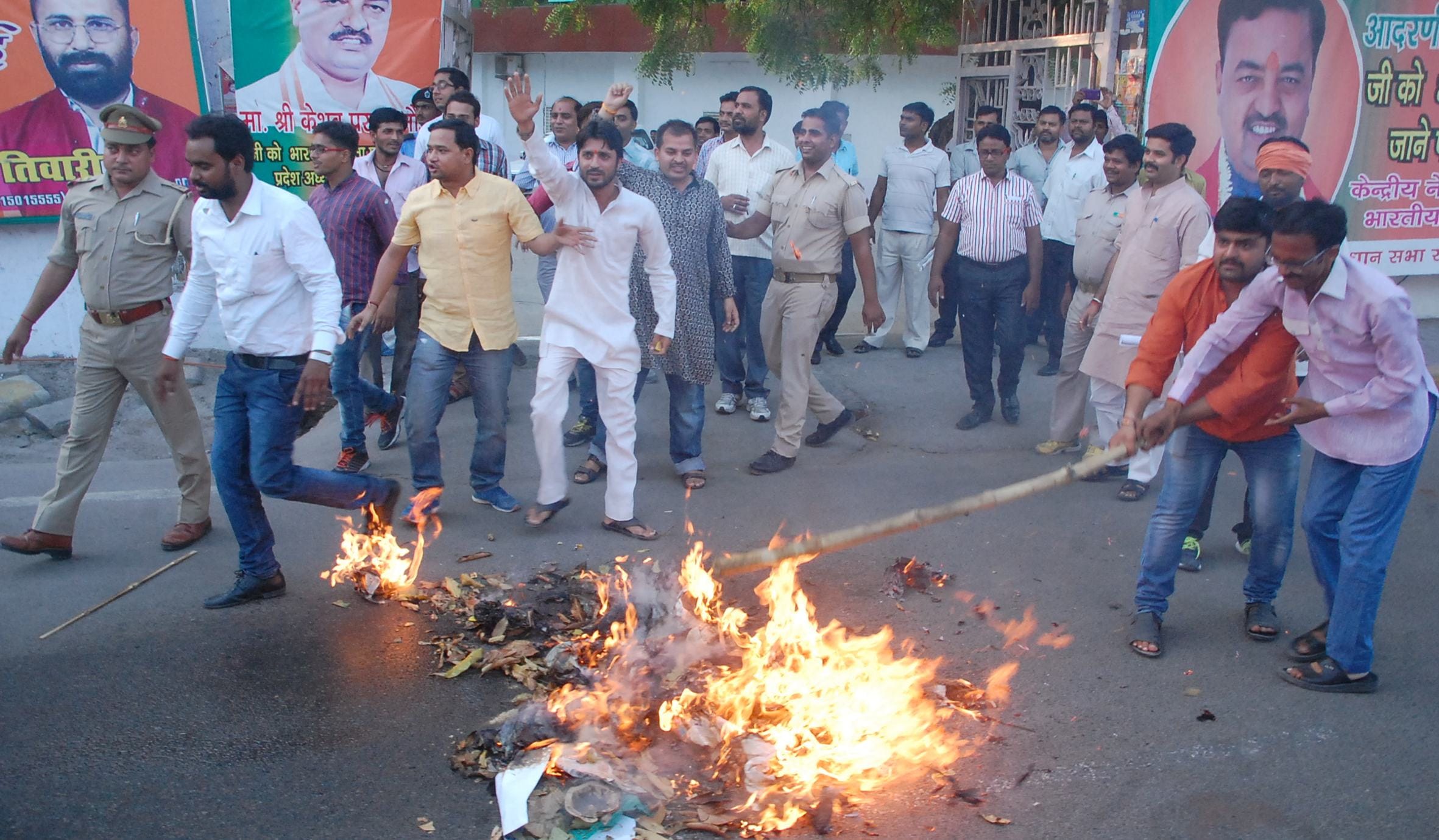 BJP leaders protest against Azam Khan.
