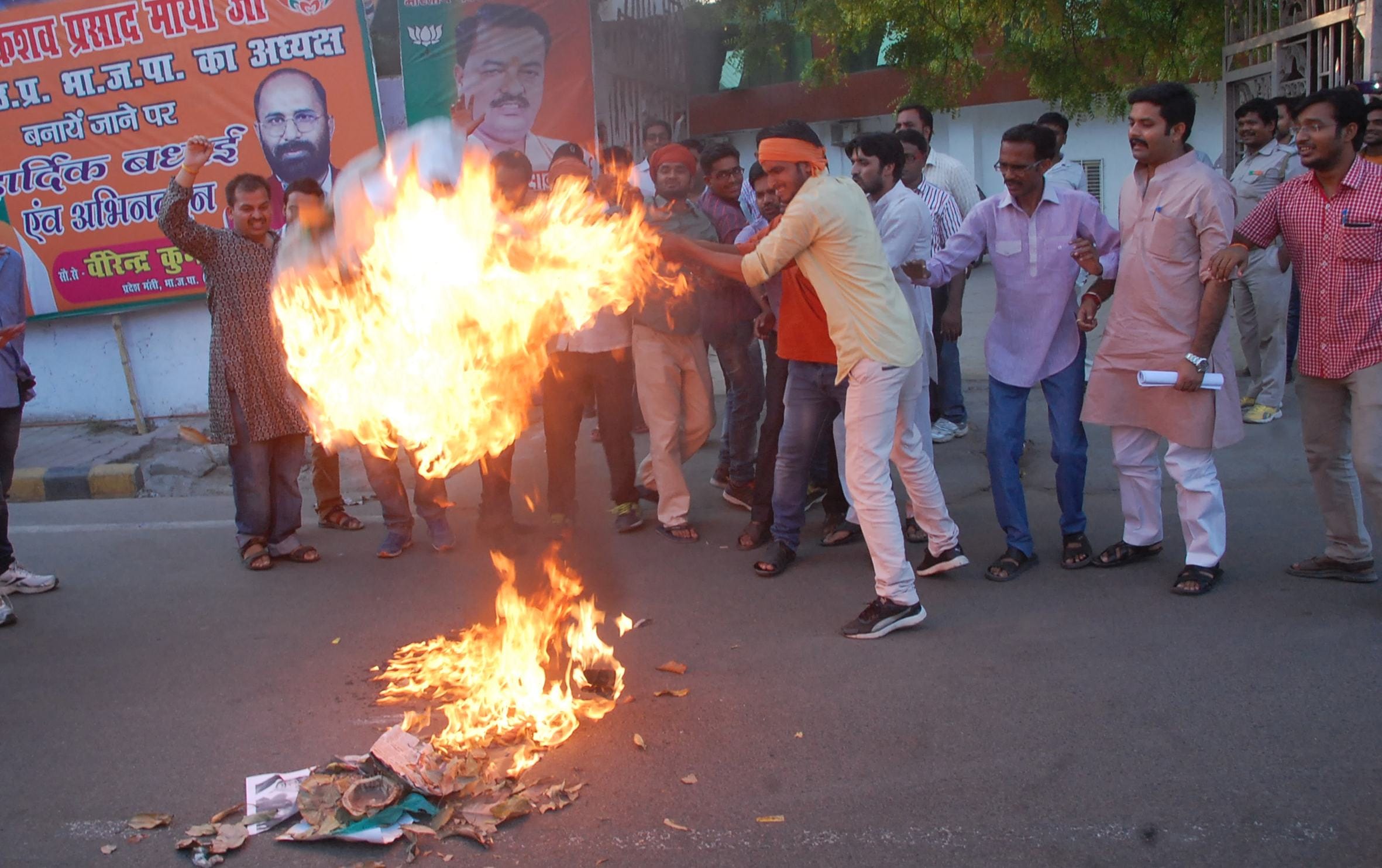 BJP leaders protest against Azam Khan.