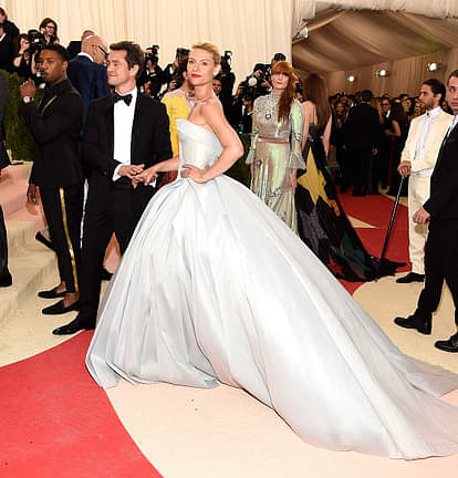 Clair danes wore metallic white dress in a met gala ceremony