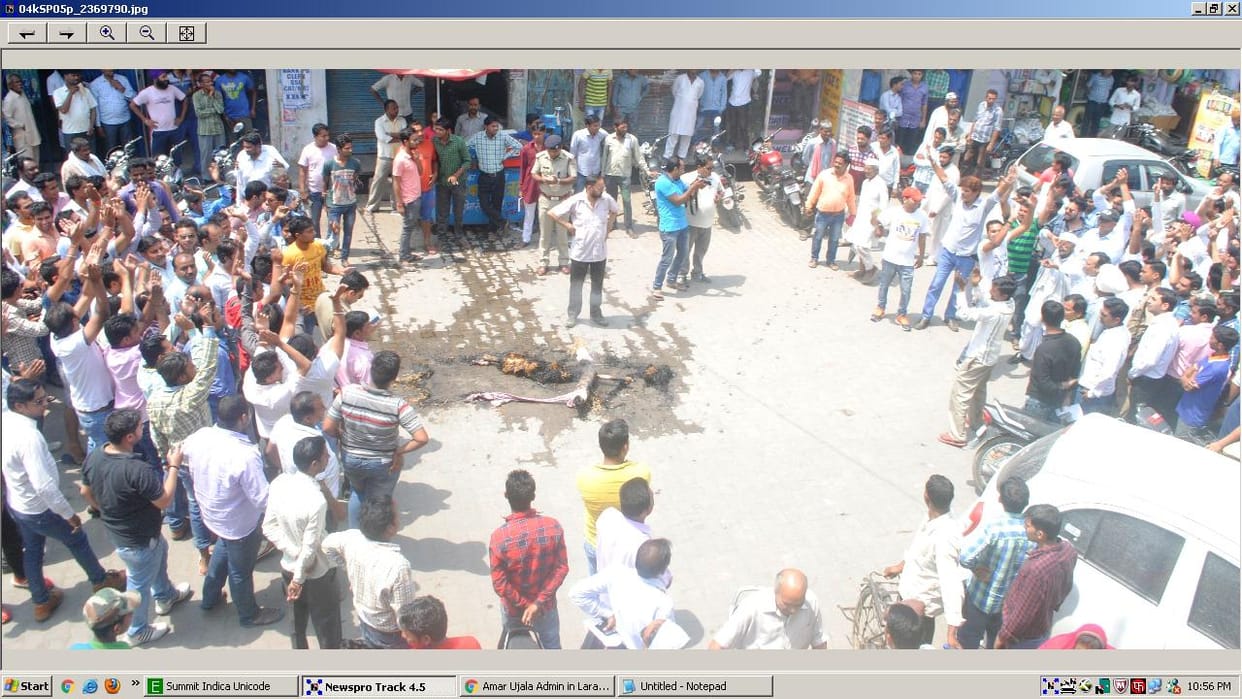 Singhal supporters and Congress workers clashed burn effigy