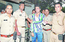 Ran from police custody captive, caught