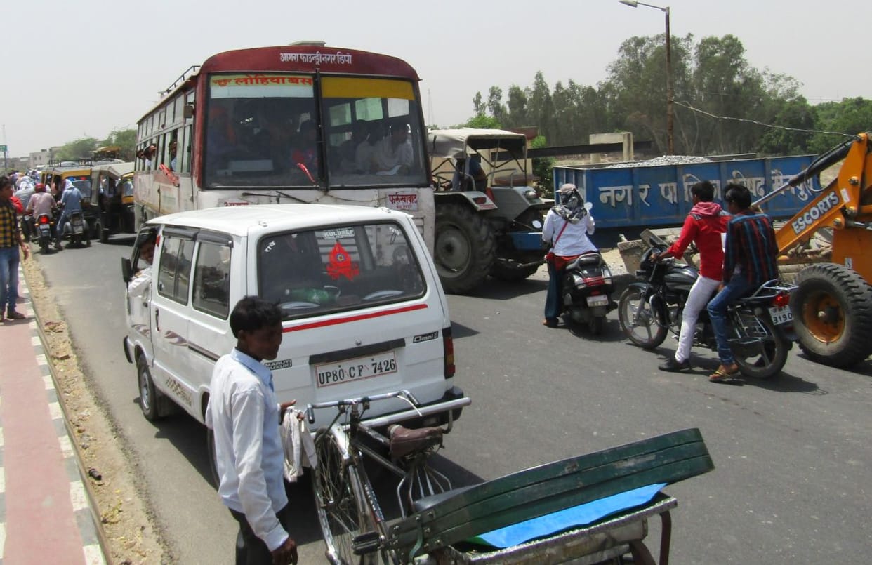 he current contract workers death, put the jam on Etah-Agra road
