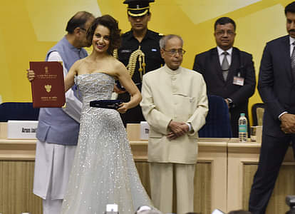 kangana bluntly recieves national award from President Pranab mukherjee