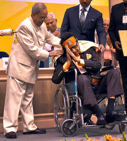 President confers Phalke Award to Bollywood legend Manoj Kumar