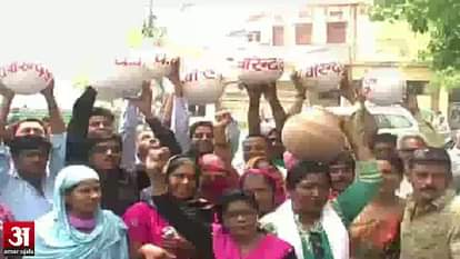 BJP workers does 'Matka Phod' protest against water crisis in Kanpur