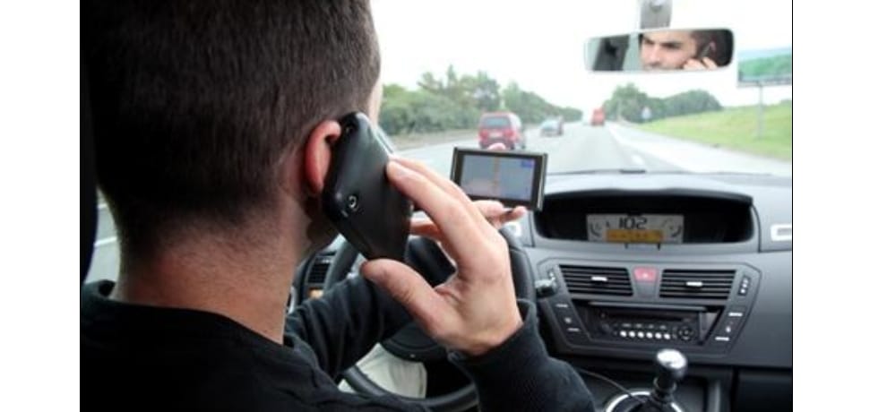 shimla police will cancel driving licence for using mobile phones.