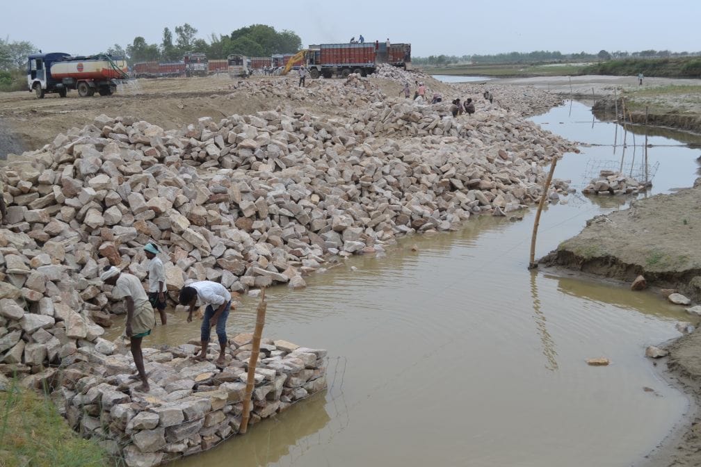 Seven crore liters of dirty water falling daily in Rapti-Rohin river