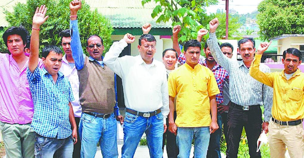 Associating teachers angry people demonstrated
