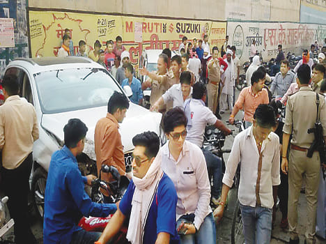 Bhidin three cars under bridges among themselves , nine injured