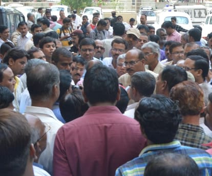 An employee commits suicide in Jawahar Bhawan in Lucknow.