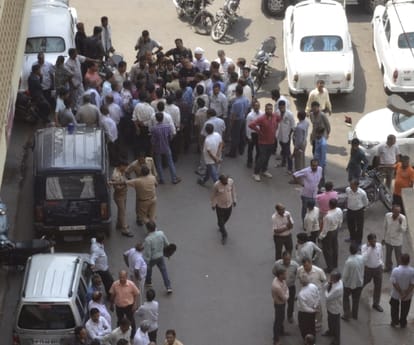 An employee commits suicide in Jawahar Bhawan in Lucknow.