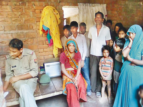 Families sleeping on the roof, the thief took gather materials