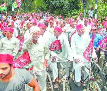 samajwadi workers move the bicycle tour