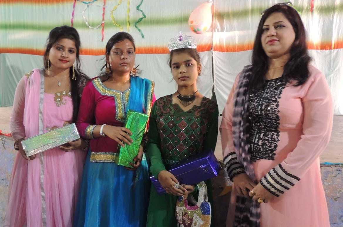 M Girls College Mahm Javeda became Miss Farewell
