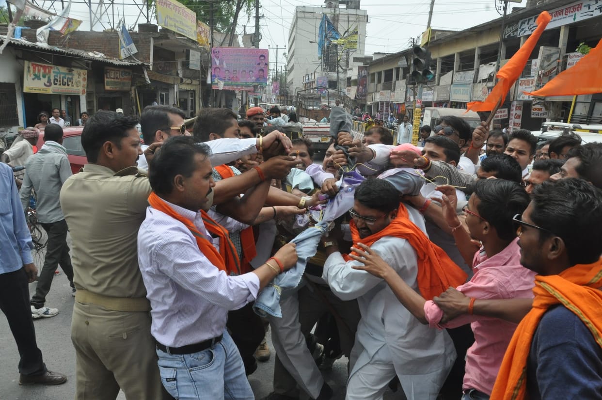 Hindu yuva wahini and police fight for dummy