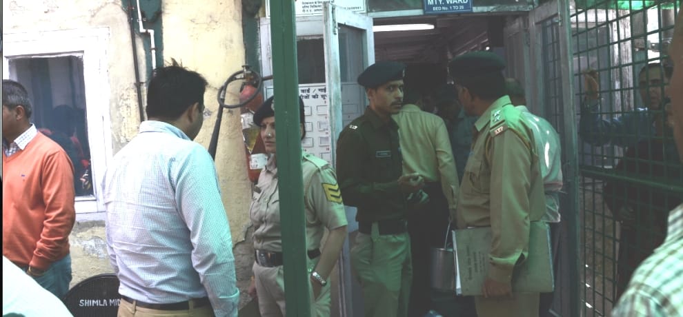 pragnent lady died at DDU shimla, protest in hospital.