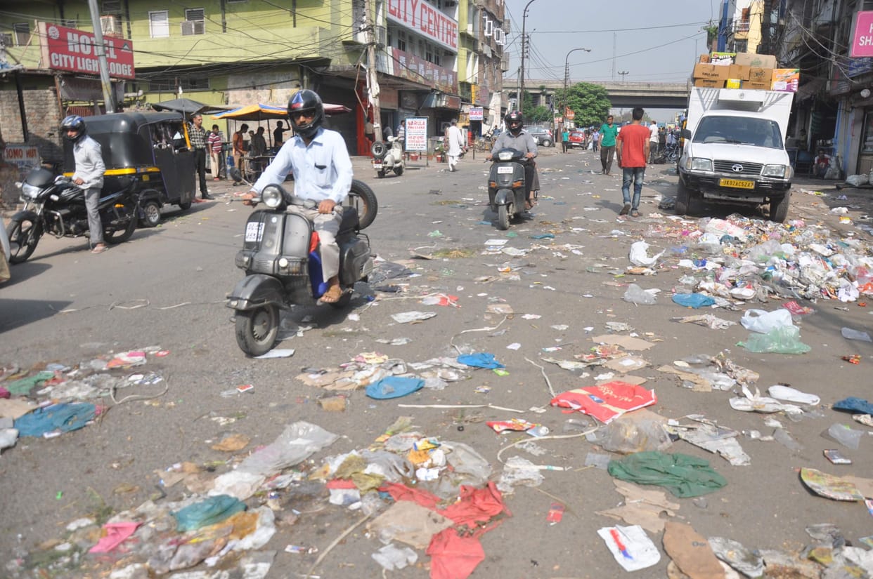 municipal worker throw garbage on road in jammu