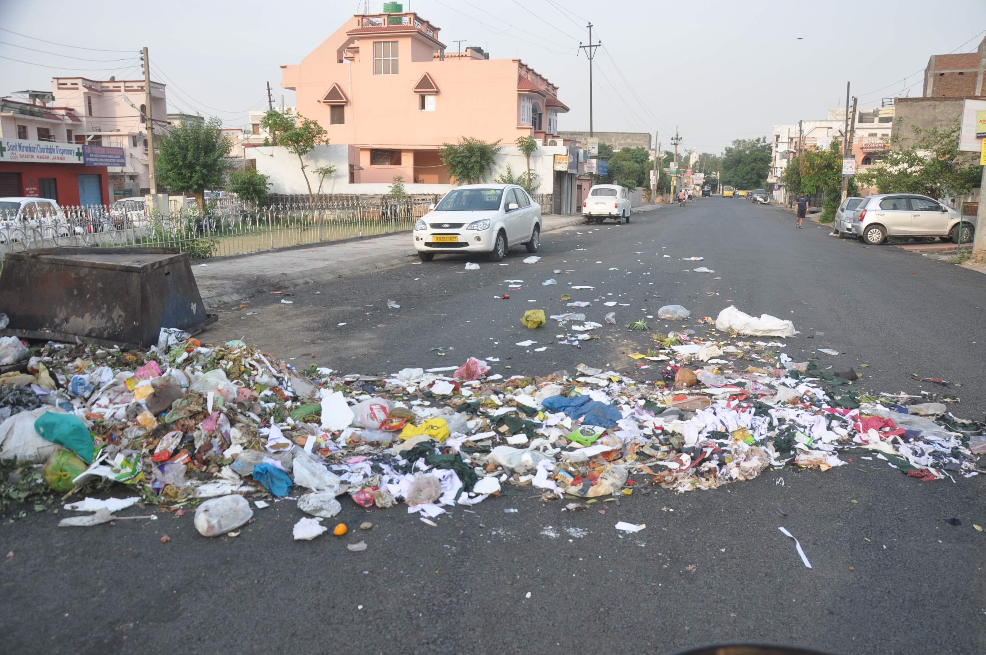 municipal worker throw garbage on road in jammu