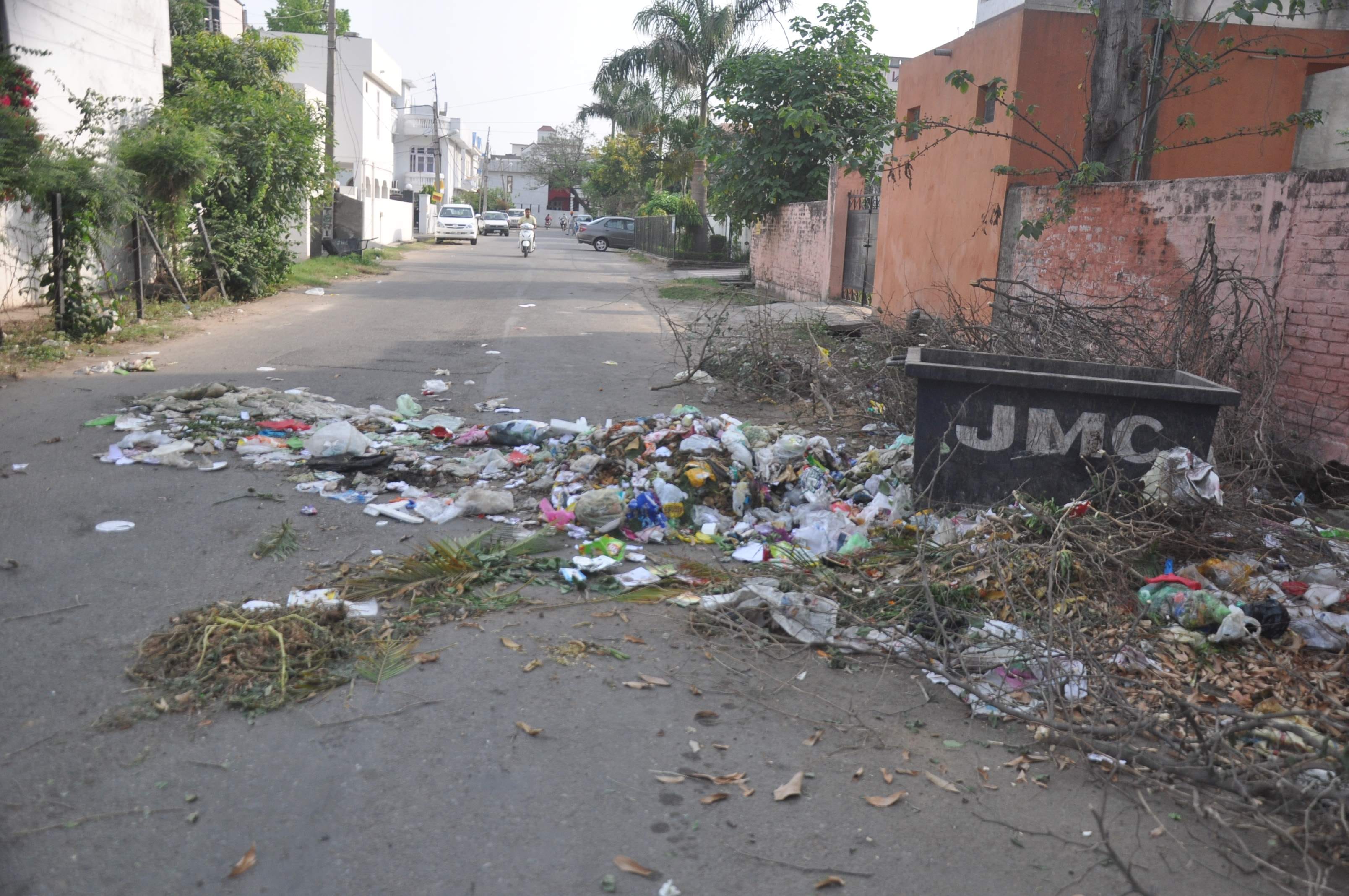municipal worker throw garbage on road in jammu