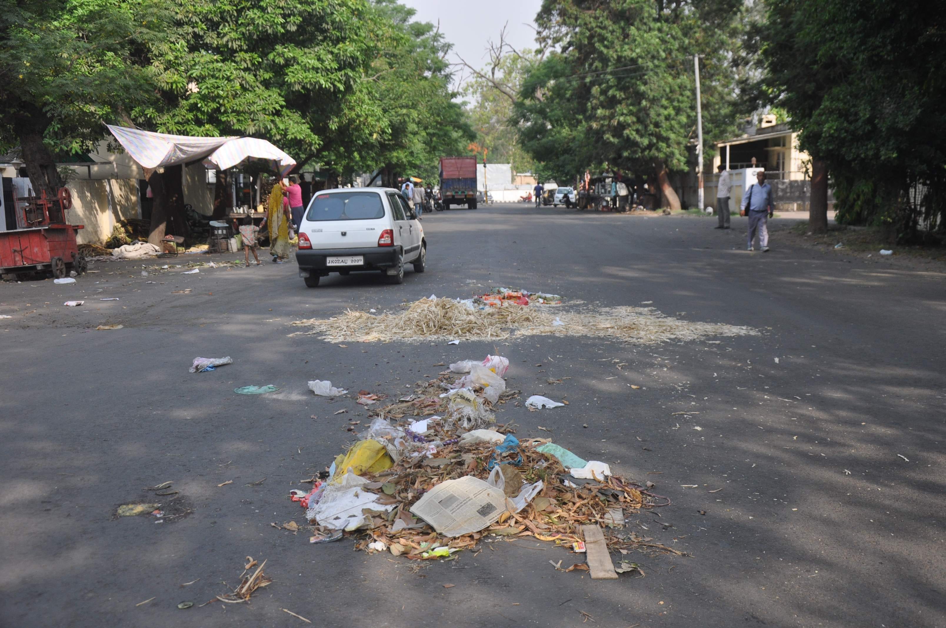 municipal worker throw garbage on road in jammu