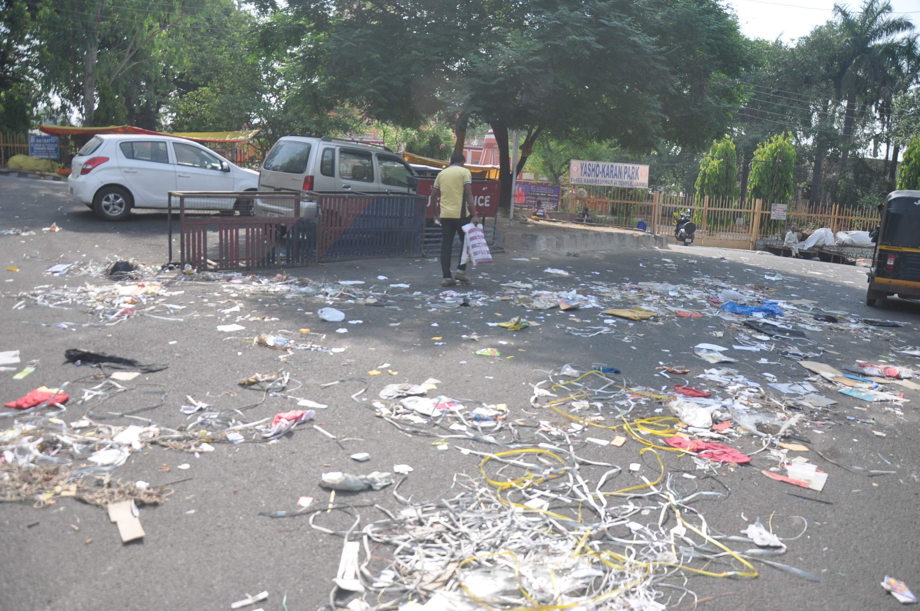municipal worker throw garbage on road in jammu