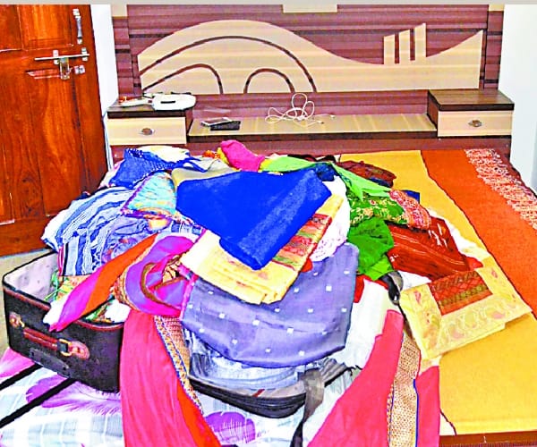 Thieves took jewelery worth 30 lakh