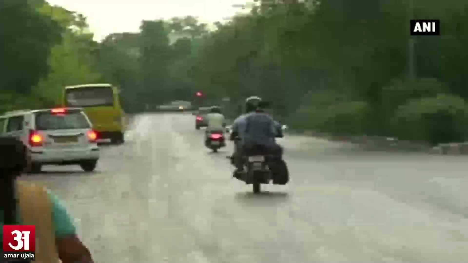 दिल्ली में मौसम हुआ सुहाना