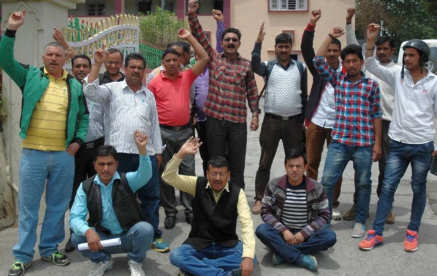 DM demonstrated in front of the office of the princes