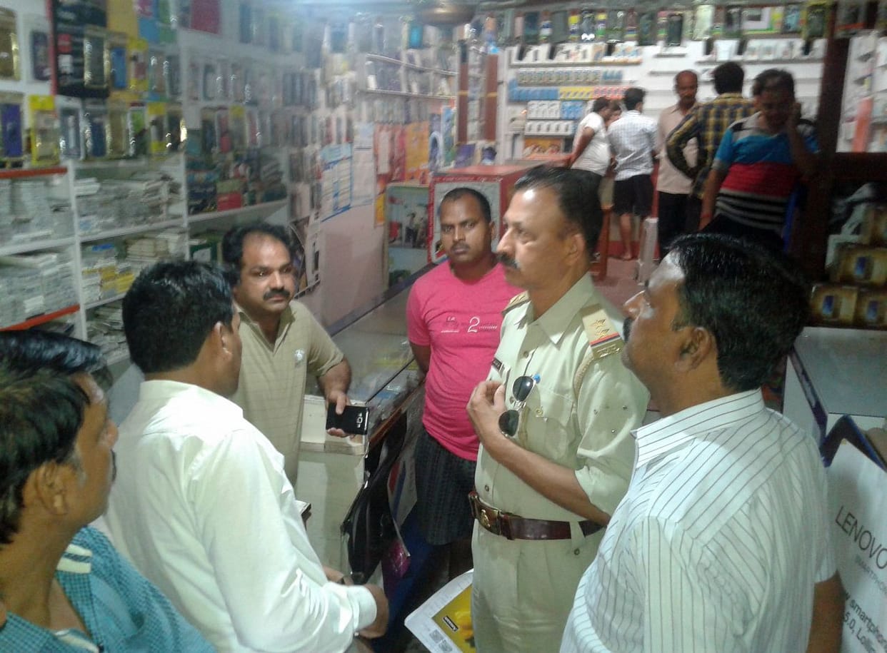 breaking lock of Mobile shop, theft the article of 12 lack
