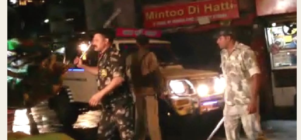 shimla police lathicharge on people at shimla bus stand.