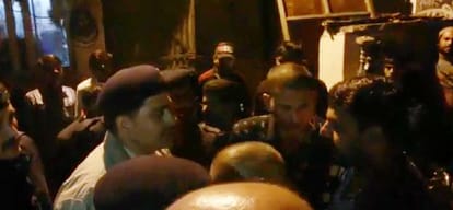shimla police lathicharge on people at shimla bus stand.