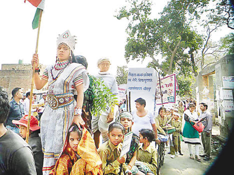  railee nikaalakar diya shiksha ka sandesh Rally to take the message of education