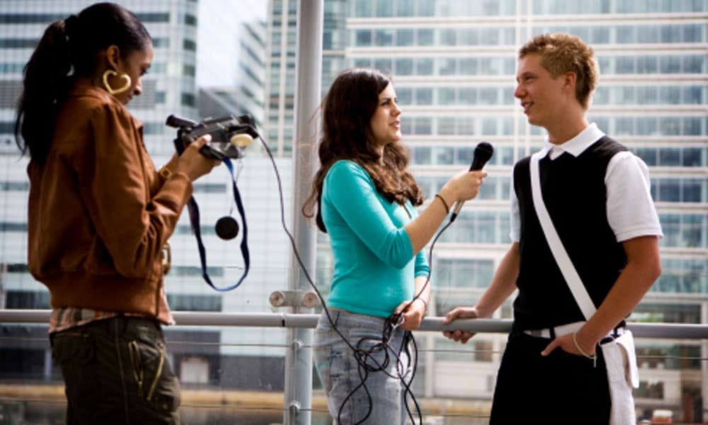 ITS NOT EASY TO DATE A JOURNALIST