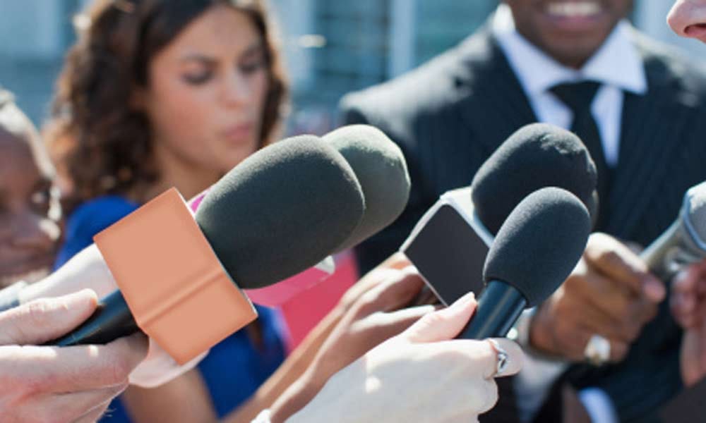 ITS NOT EASY TO DATE A JOURNALIST