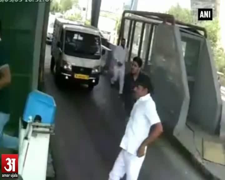 टोल कलेक्टर की सरेआम की पिटाई