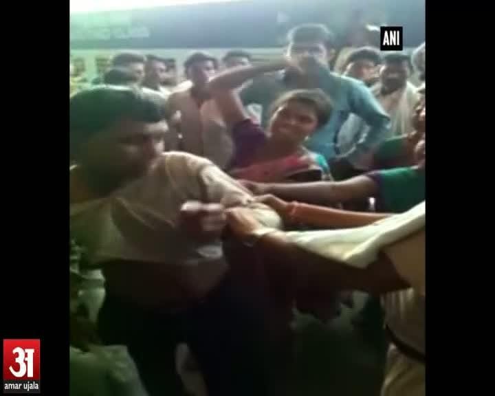 महिला ने मनचले की पिटाई
