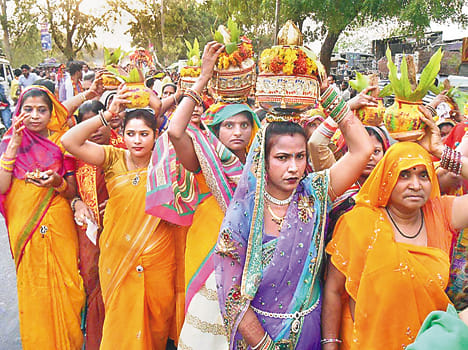 The women took the urn travel